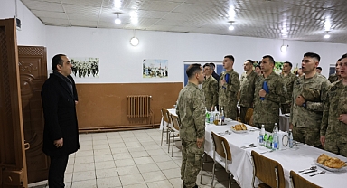 MEHMETÇİKLE AYNI SOFRADA, AYNI DUADA