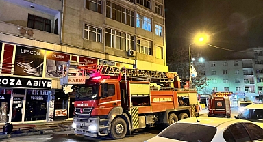 ALEVLER GECEYİ AYDINLATTI: IĞDIR’DA 4. KATTAKİ DAİRE KÜL OLDU