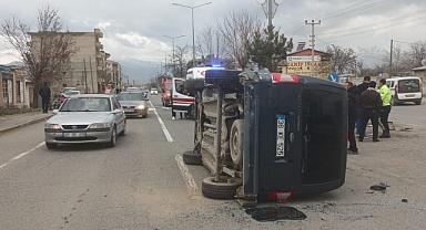 ARA YOLDAN ÇIKTI, FACİAYA DAVETİYE ÇIKARDI: 2 YARALI!