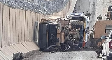 ARALIK'TA ASKERİ ARAÇ DEVRİLDİ: 2 ASKER YARALI