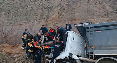 FACİANIN EŞİĞİNDEN DÖNÜLDÜ! KAMYON ŞARAMPOLE UÇTU