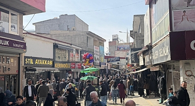 IĞDIR ÇARŞI-PAZARINDA YOĞUNLUK VAR, ALIŞVERİŞTE DURGUNLUK HİSSEDİLİYOR