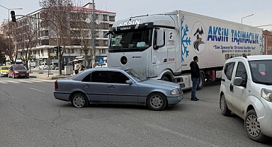 IĞDIR ÇEVRE YOLUNDA GERİLİM: TIR’IN KÖR NOKTASINA GİREN TAKSİ KAZAYA NEDEN OLDU