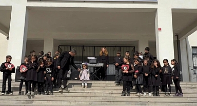 Iğdır’da 3 Yaşındaki Küçük Kızdan Duygulandıran İstiklal Marşı