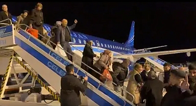 Nahçıvan Havalimanı Kapanınca Uçak Iğdır’a İndi: 71 Yolcu Çiçeklerle Karşılandı