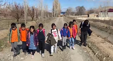 Taşlı Yol Ayakları Şişirdi, Ayakkabıları Parçaladı