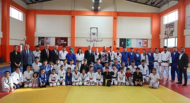 VALİ TAŞOLAR GENÇ SPORCULARLA BULUŞTU