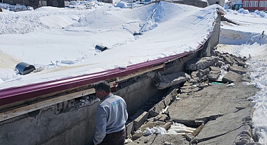 Yoğun Kar Ahırı Çökertti, Köylüler Mağdur Aileye Koştu