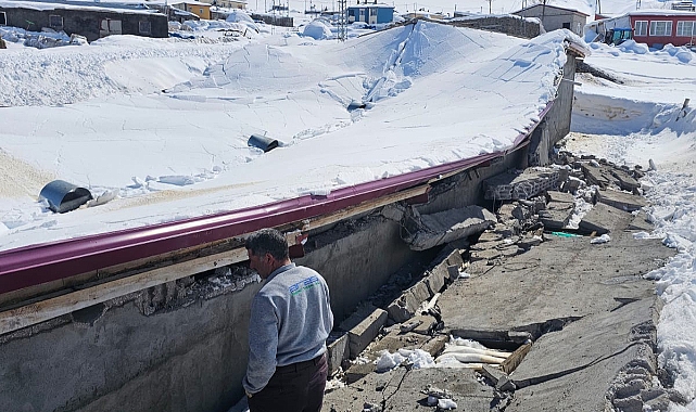 Yoğun Kar Ahırı Çökertti, Köylüler Mağdur Aileye Koştu