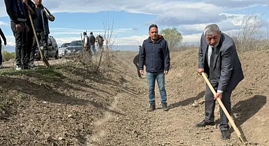 Başkan Ballı Kravatı Çıkardı, Kanala Girip Kürek Salladı