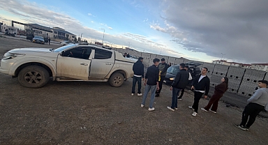 ÇUKURA PARK ETTİ, GENÇLER KURTARDI!