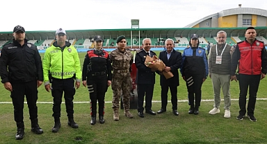 EMNİYET MÜDÜRÜ TURGAY, IĞDIR FK’YA TRİBÜNDEN DESTEK VERDİ