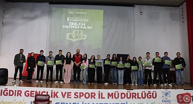 IĞDIR’DA BİLGİ YARIŞMASI HEYECANI: GENÇLER SAHNEDE PARLADI