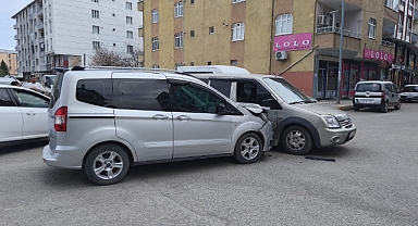 Iğdır’da Korkutan Kaza: İki Araç Çarpıştı, Yaralanan Yok