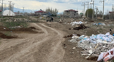 İŞİNİ YAPMIYOR, PİSLİĞİ BAŞIMIZA DÖKÜYOR!