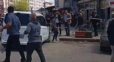 KAZMA SAPLARIYLA VAHŞET! 5-6 KİŞİ TEK KİŞİYİ ÖLÜMÜNE DÖVDÜ