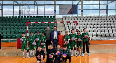 Recai Şahin Minik Hentbolcularla Buluştu: Geleceğin Sporcularına Moral Ziyareti