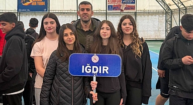 Teniste Iğdır Rüzgârı: Haydar Aliyev Fen Lisesi Şampiyon!