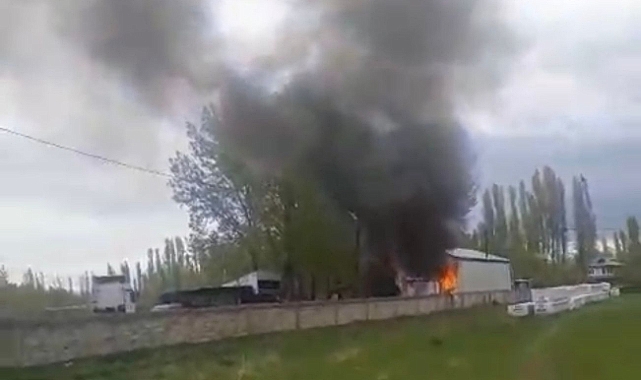 Tır Garajında Alevler: Maddi Hasarla Kurtarıldı!