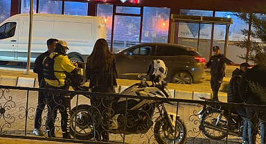 TRAFİK EKİPLERİ SAHADA: MOTOSİKLETLİLER MERCEK ALTINDA!