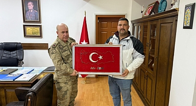 TÜRK BAYRAKLI TABLO HEDİYE EDİLDİ