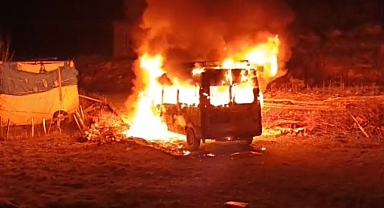 TUZLUCA’DA GECEYİ AYDINLATAN ALEVLER! MUHTARIN ARACI YANDI