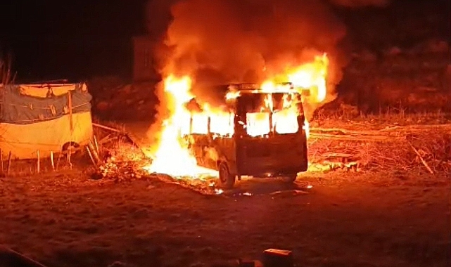 TUZLUCA’DA GECEYİ AYDINLATAN ALEVLER! MUHTARIN ARACI YANDI