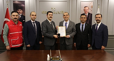 Vali Taşolar’dan Kızılay Bağışçılarına Onur: Madalya ve Berat Takdimi