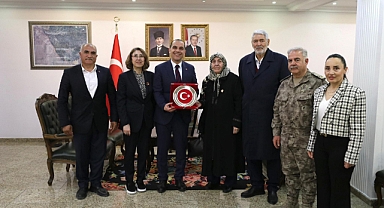 Vali Taşolar Şehit Ailesini Ağırladı: “Hatıraları Gönüllerde Yaşıyor”