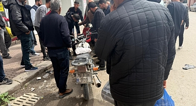 VALİ YOLU’NDA CAN PAZARI: HIZ YAPAN MOTOSİKLET ÇEKİCİYE ÇARPTI!