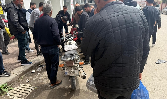 VALİ YOLU’NDA CAN PAZARI: HIZ YAPAN MOTOSİKLET ÇEKİCİYE ÇARPTI!