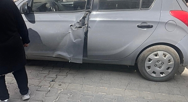 VALİ YOLU’NDA KAPI KAZASI! BİR ANDA OLDU, ARAÇTA HASAR OLUŞTU