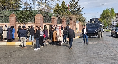 Veliler Ayakta: Tarihi Okullar İçin Vali Konağı Önünde Toplandılar