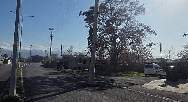 YOLUN ORTASINDAKİ DİREK KAZAYA DAVETİYE ÇIKARIYOR!