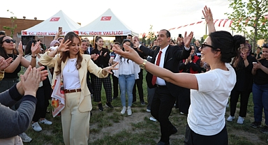 IĞDIR’DA HIDIRELLEZ COŞKUSU: VALİ TAŞOLAR VATANDAŞLARLA HALAY ÇEKTİ