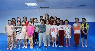 MİNİK PEHLİVANLAR MİNDERDE HEM TER DÖKÜYOR HEM EĞLENİYOR