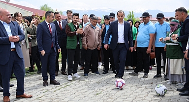 Vali Taşolar Özel Bireylerle Bir Araya Geldi