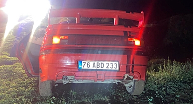 YAĞIŞ FACİAYI KIL PAYI TEĞET GEÇTİ: ARAÇ KANALA UÇTU, 2 YARALI