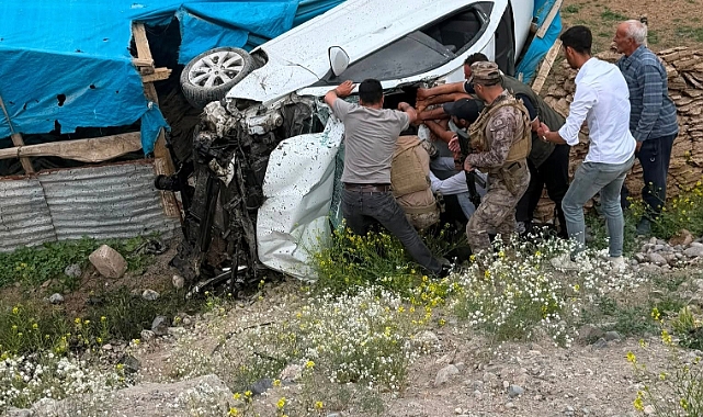Araç Şarampole Uçtu, 2 Yaralı