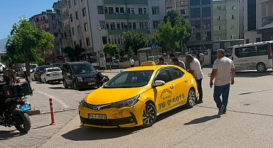 Belediye Önünde Kaza Trafiği Kilitledi