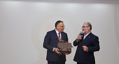 FİKİR VE ŞİİRİN İZİNDE ANLAMLI BULUŞMA