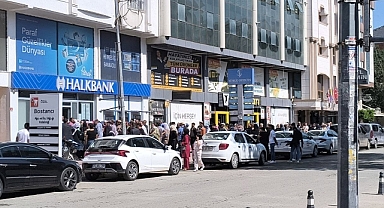 Halk Bankası Önünde Sosyal Yardım Kuyruğu: Vatandaşlar Çözüm Bekliyor