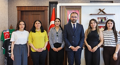 Öğrencilerden Anlamlı Hediye: El Emeği Tablo İl Müdürü Şahin’e Takdim Edildi