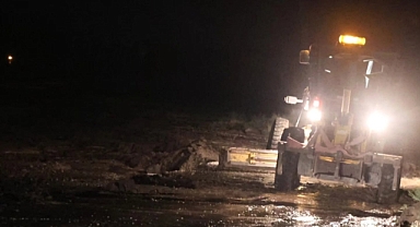Sel Yolları Kapattı, İl Özel İdaresi Ekipleri Gece Boyu Seferber Oldu