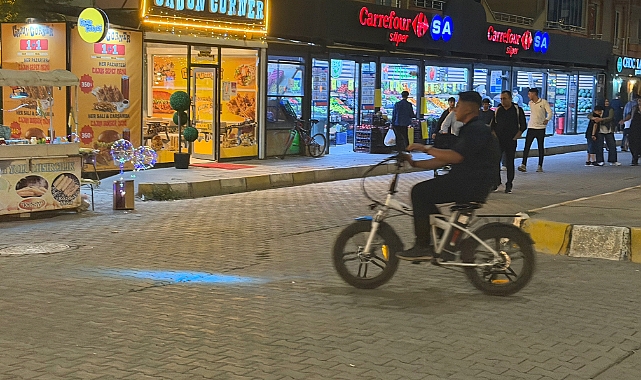     Vali Yolu’nda Kontrolsüz Akülü Bisikletler Endişe Yaratıyor