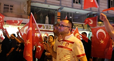 Gençlik ve Spor Camiasından 15 Temmuz'a Anlamlı Vefa: Şanlı Bayrak Vali Taşolar'a Teslim Edildi