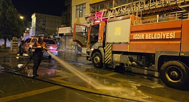 IĞDIR BELEDİYESİ'NDEN CUMHURİYET CADDESİ'NDE TEMİZLİK SEFERBERLİĞİ