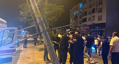 Iğdır’da Gece Yarısı Feci Kaza: Otomobil Direğe Çarpıp Takla Attı