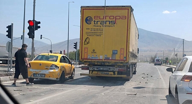 Iğdır Otogarı Yakınında Kaza: Tır Ticari Taksiye Arkadan Çarptı