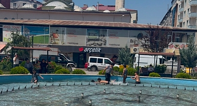 Kavurucu Sıcakta Çocukların Serinleme Noktası Park İçindeki Havuz Oldu